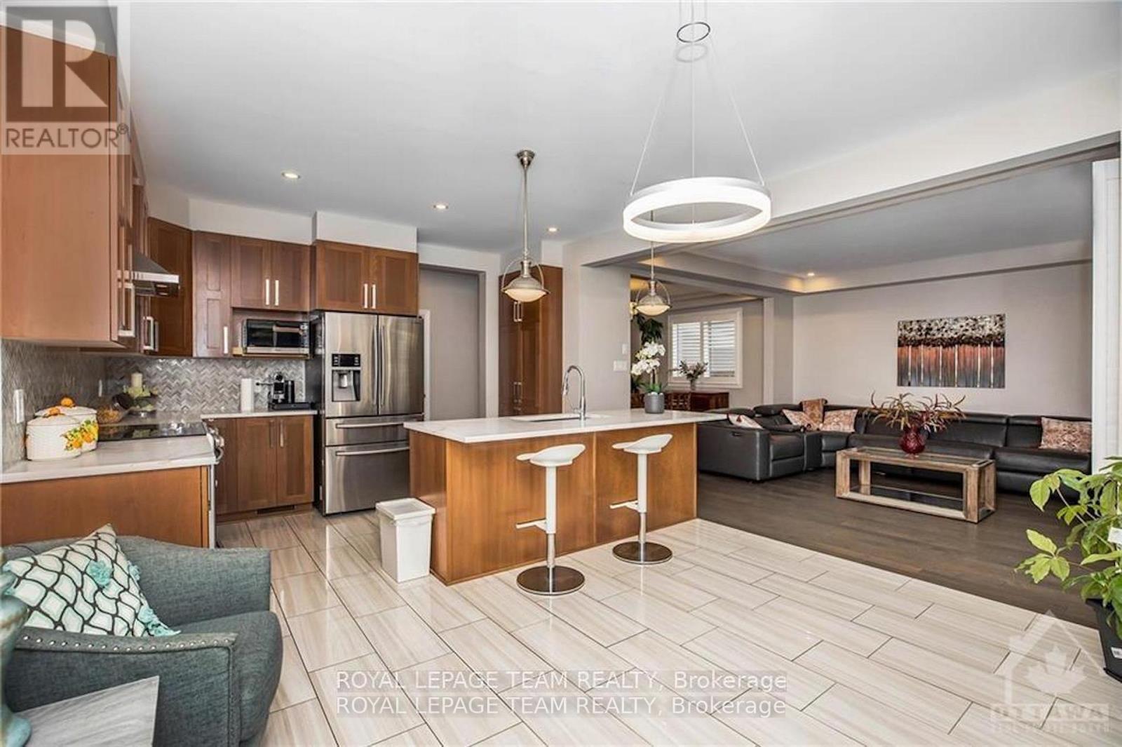 Photo 29 of 240 Saddleback Crescent, Ottawa ON