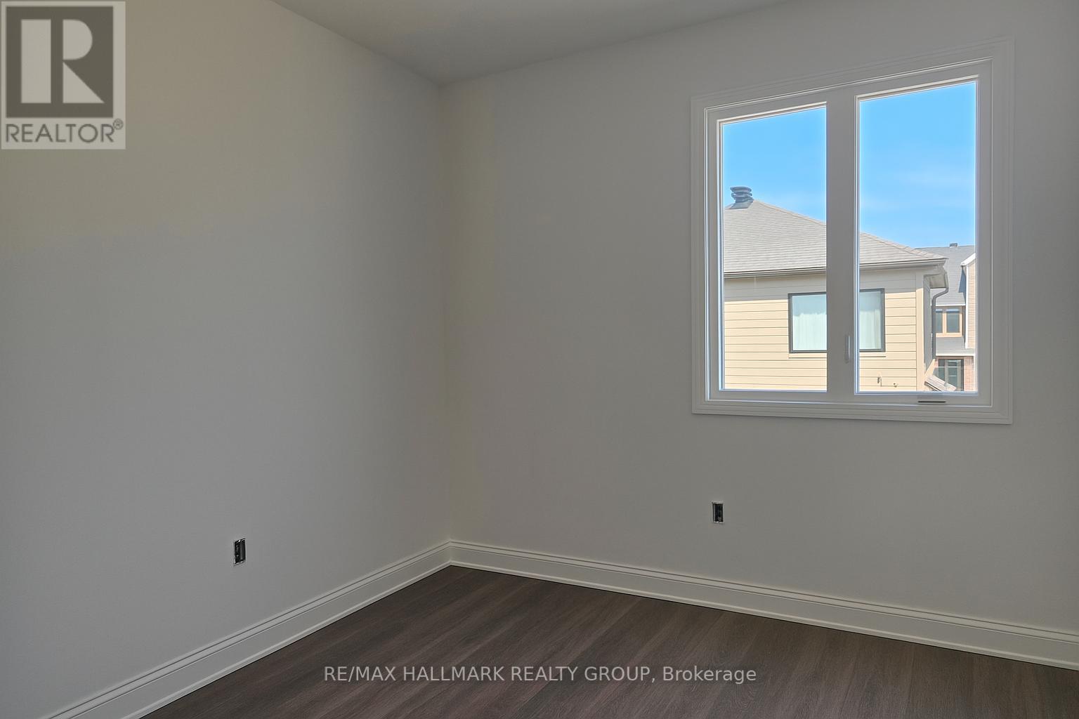 Photo 4 of 258 Sappling Grove, Ottawa ON