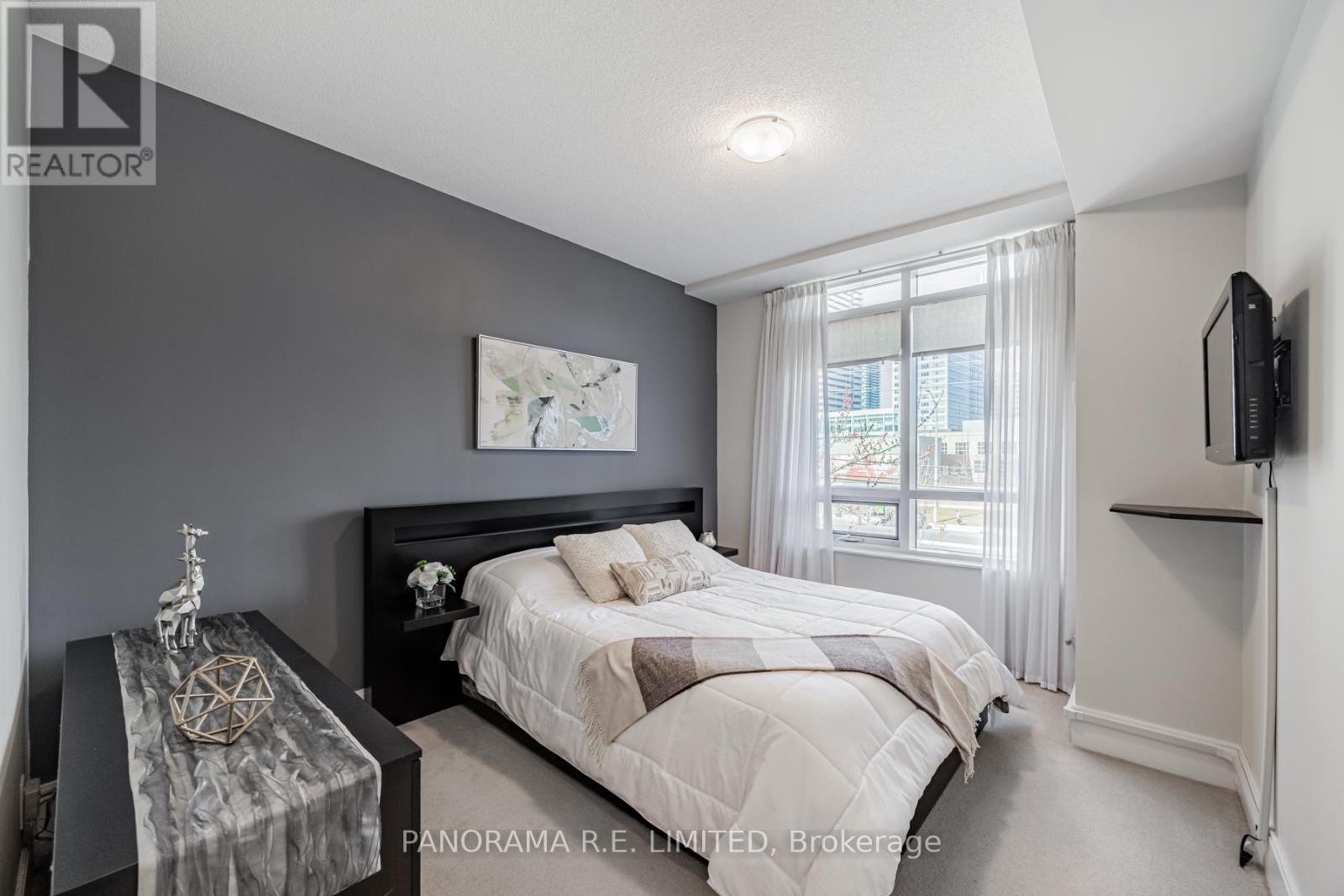 Photo 11 of 203 330 Burnhamthorpe Road W, Mississauga ON