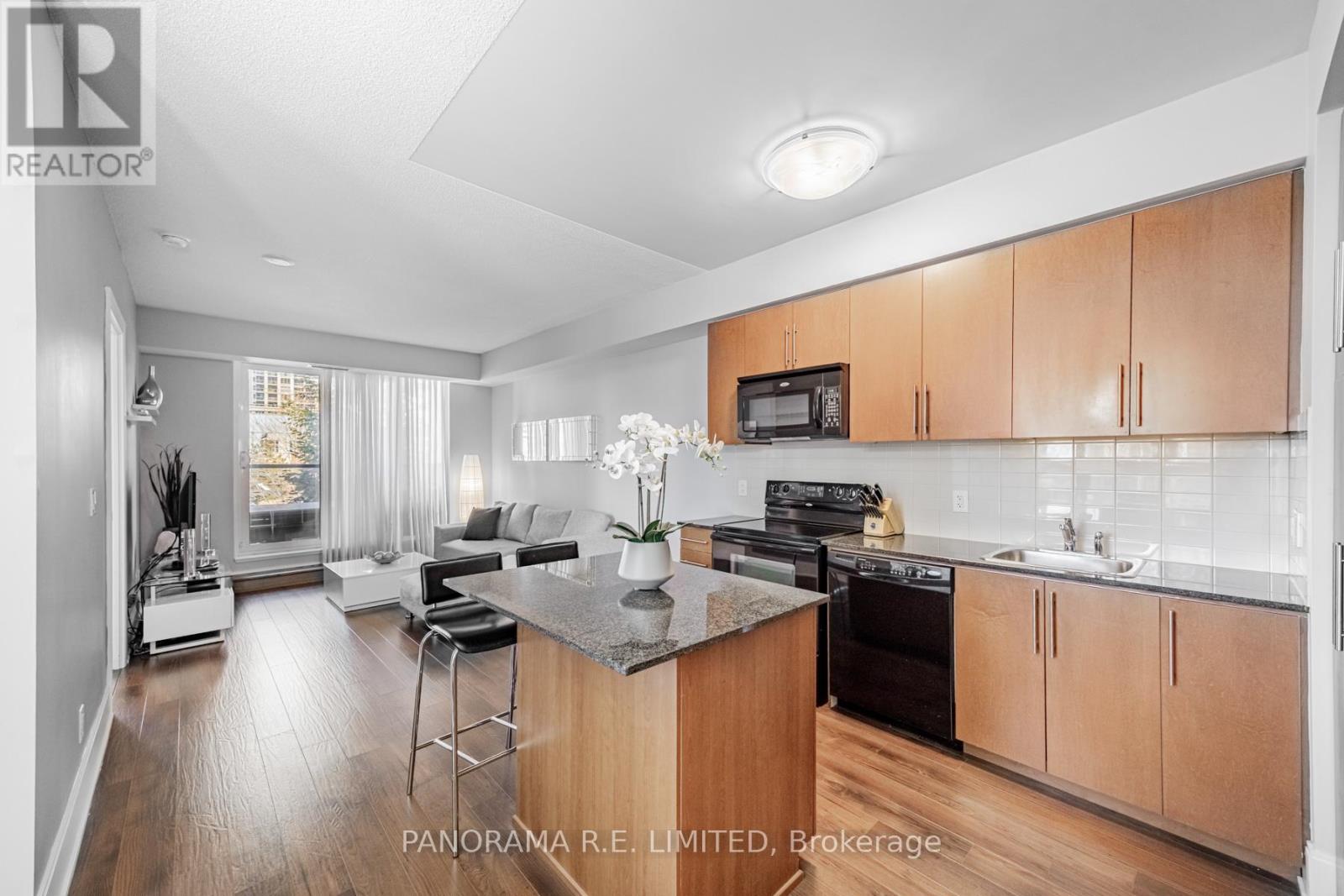 Photo 17 of 203 330 Burnhamthorpe Road W, Mississauga ON