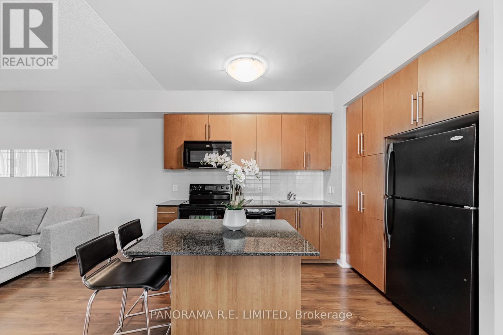 Photo 23 of 203 330 Burnhamthorpe Road W, Mississauga ON