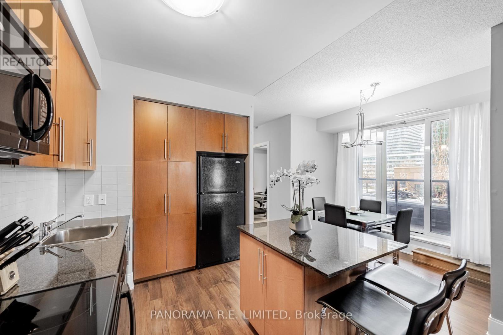 Photo 10 of 203 330 Burnhamthorpe Road W, Mississauga ON