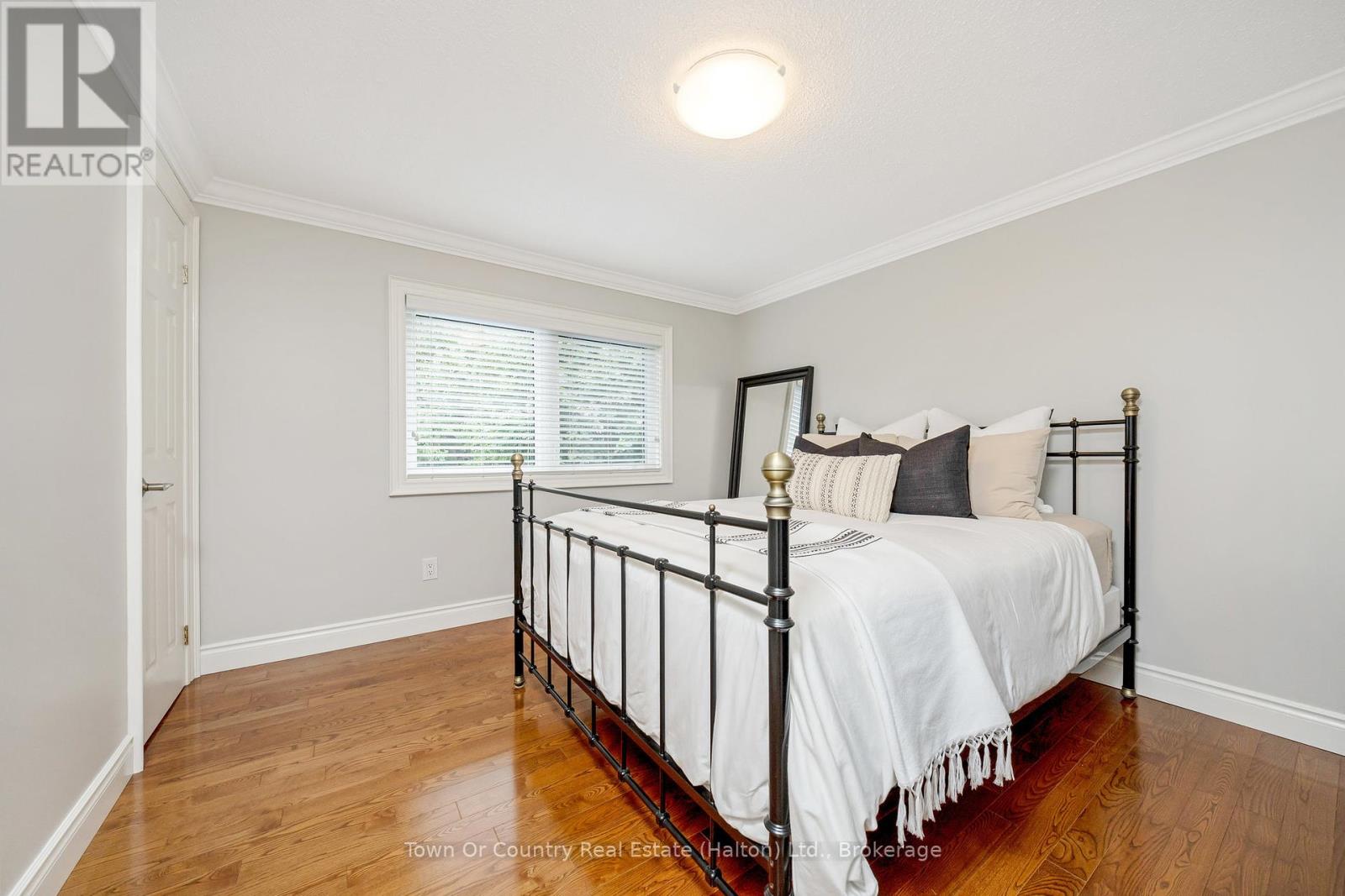 Photo 5 of 491 White Drive, Milton ON