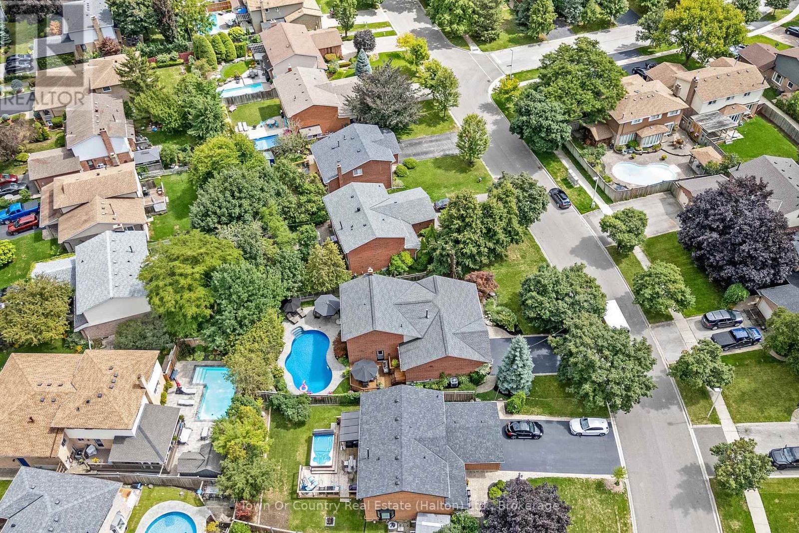 Photo 8 of 491 White Drive, Milton ON