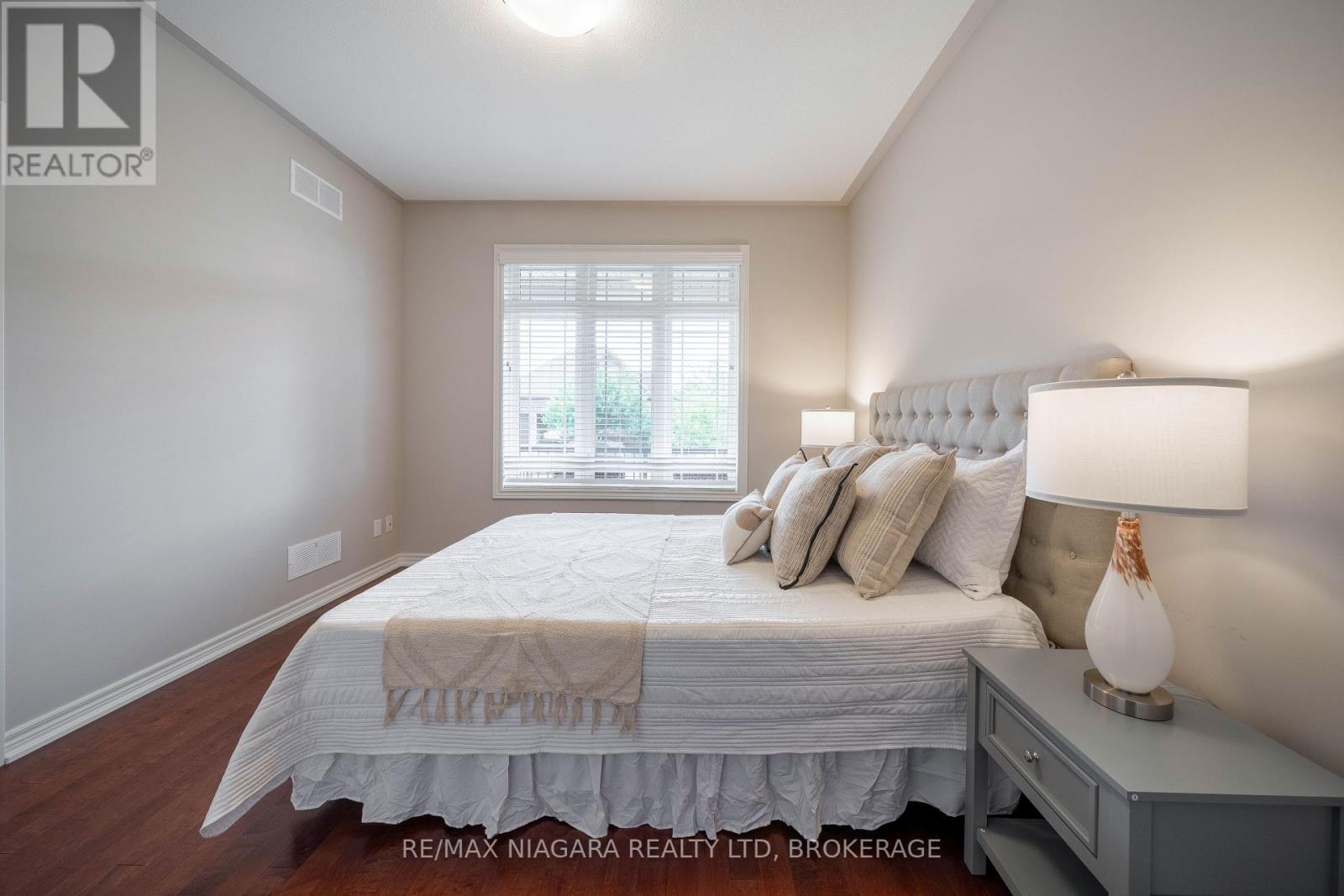 Photo 8 of 27 Hickory Avenue, Niagaraonthelake ON