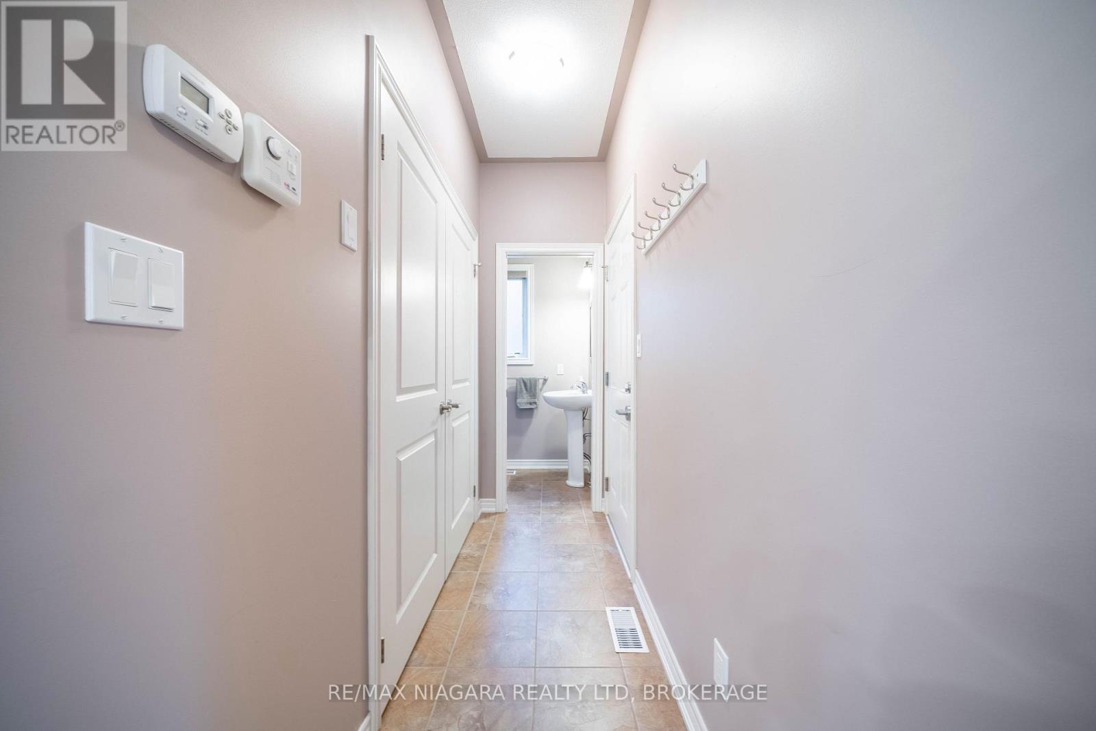 Photo 41 of 27 Hickory Avenue, Niagaraonthelake ON