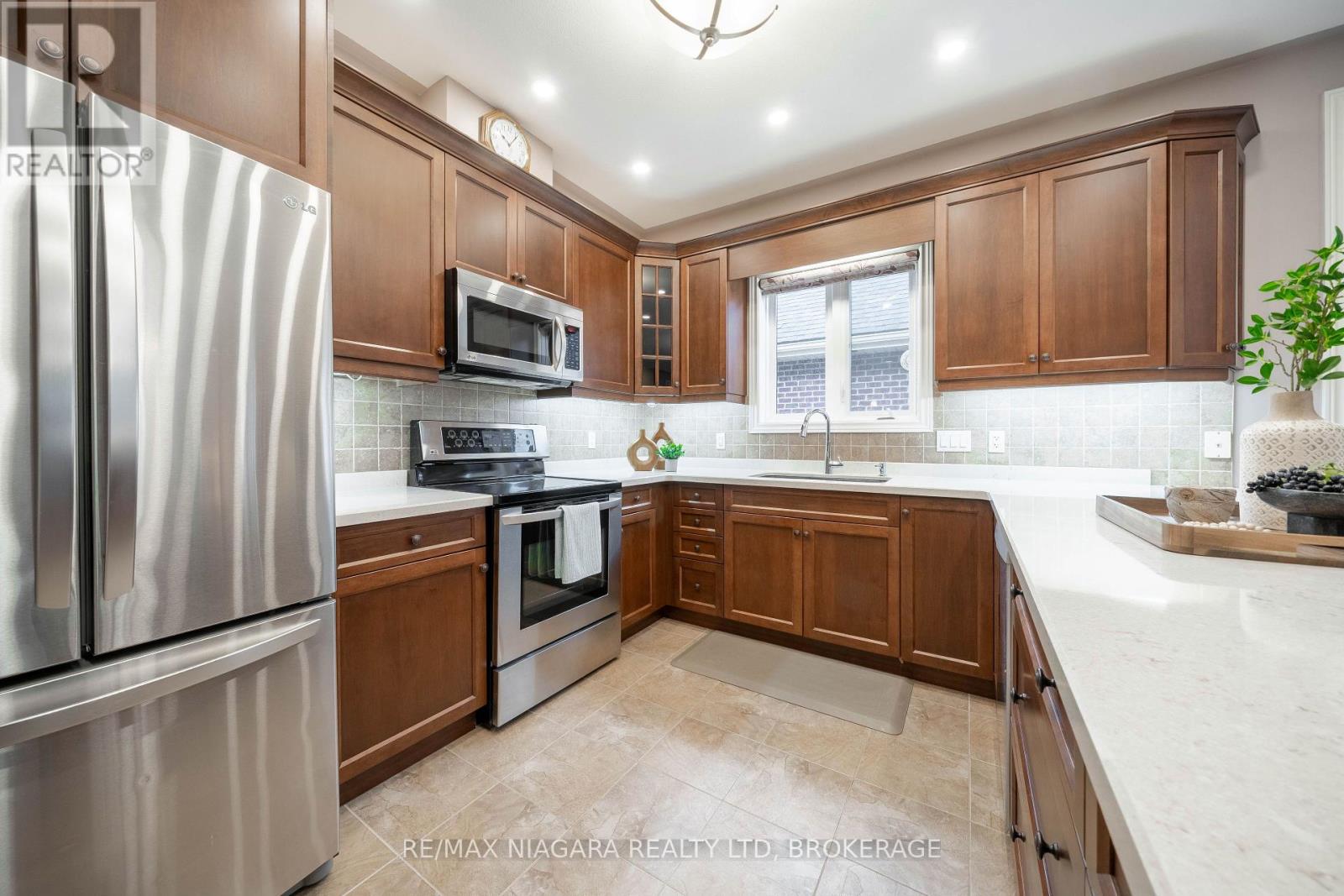 Photo 15 of 27 Hickory Avenue, Niagaraonthelake ON
