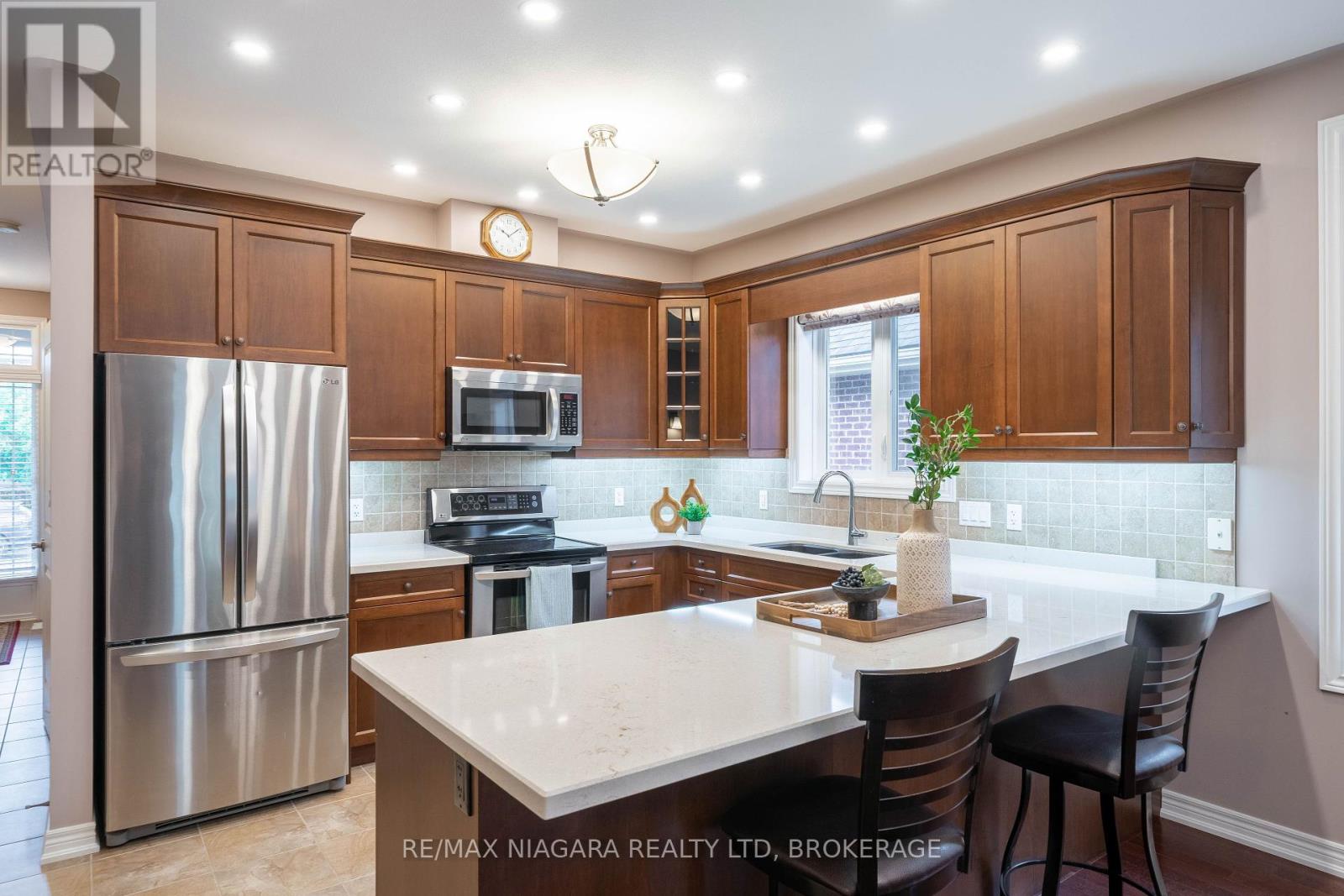Photo 2 of 27 Hickory Avenue, Niagaraonthelake ON