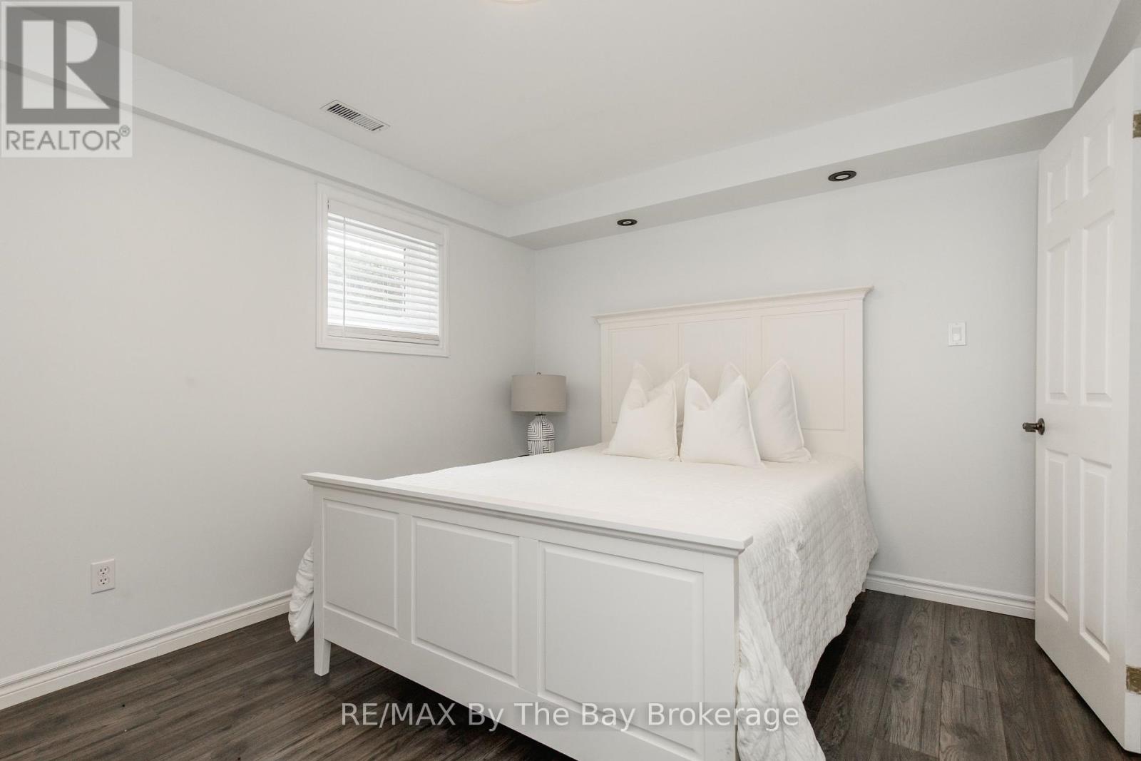 Photo 32 of 11 Basswood Drive, Wasaga Beach ON