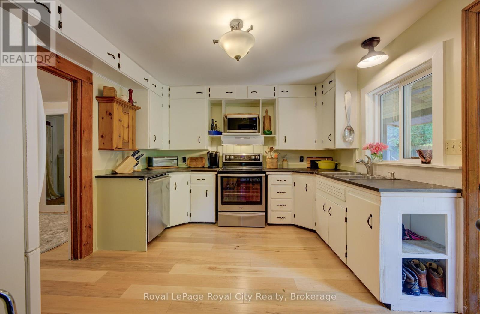 Photo 15 of 513 St Andrew Street W, Centre Wellington ON
