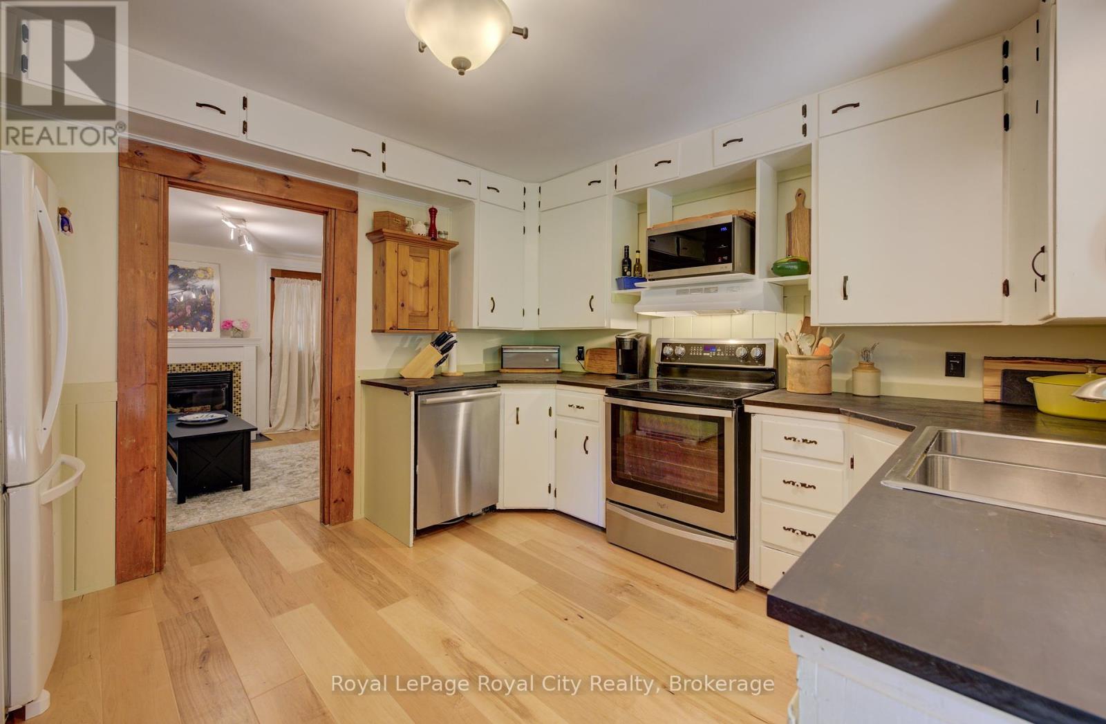 Photo 26 of 513 St Andrew Street W, Centre Wellington ON