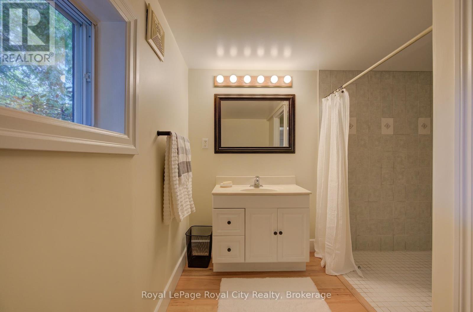 Photo 18 of 513 St Andrew Street W, Centre Wellington ON