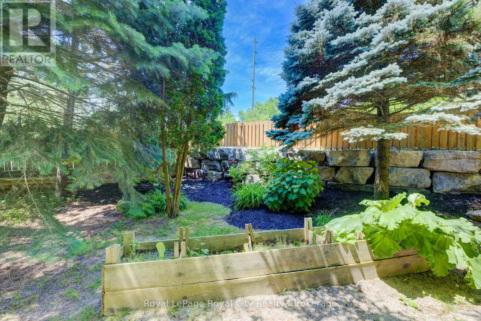 Photo 32 of 513 St Andrew Street W, Centre Wellington ON