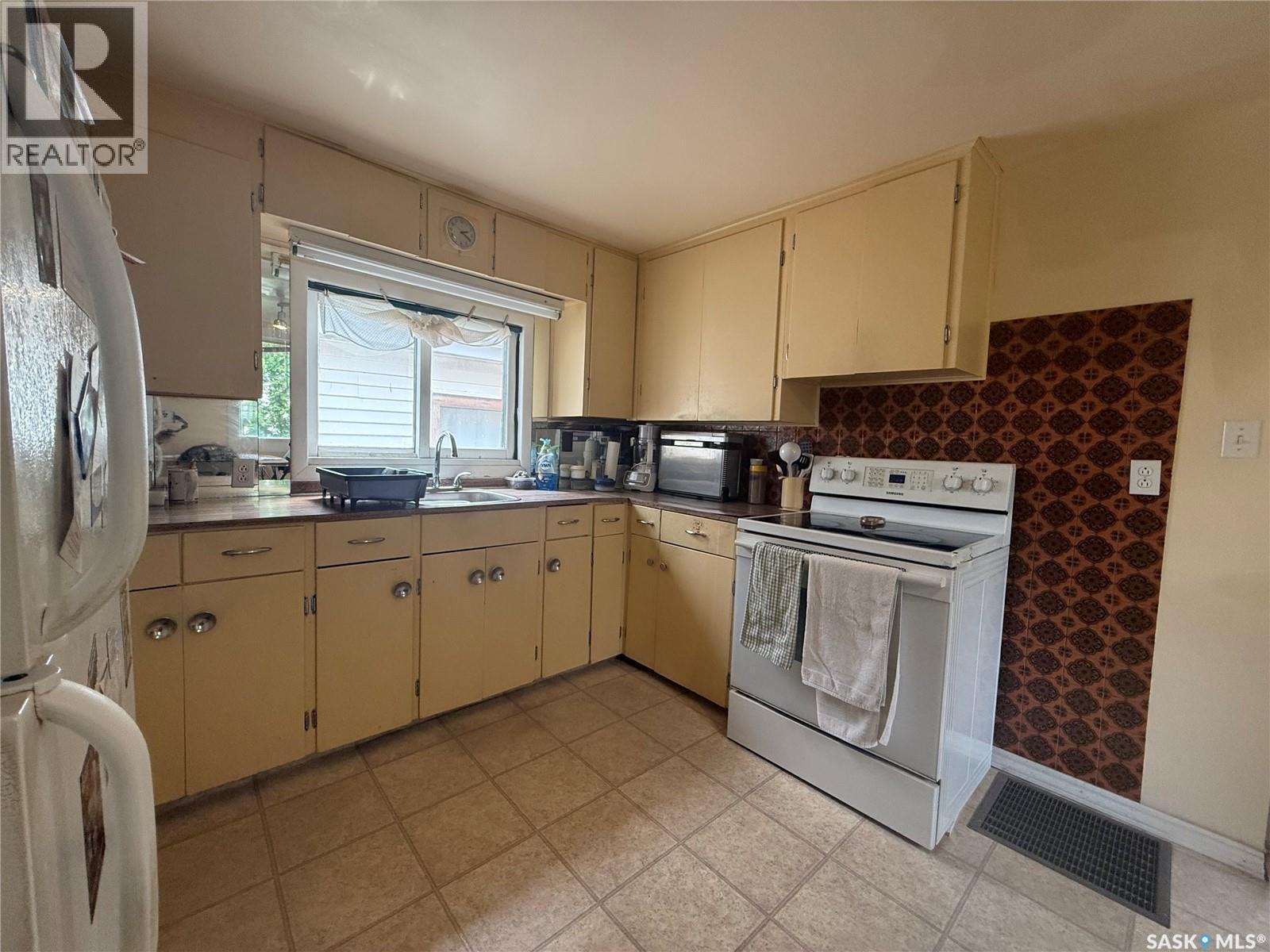 Photo 2 of 1825 Connaught Street, Regina SK