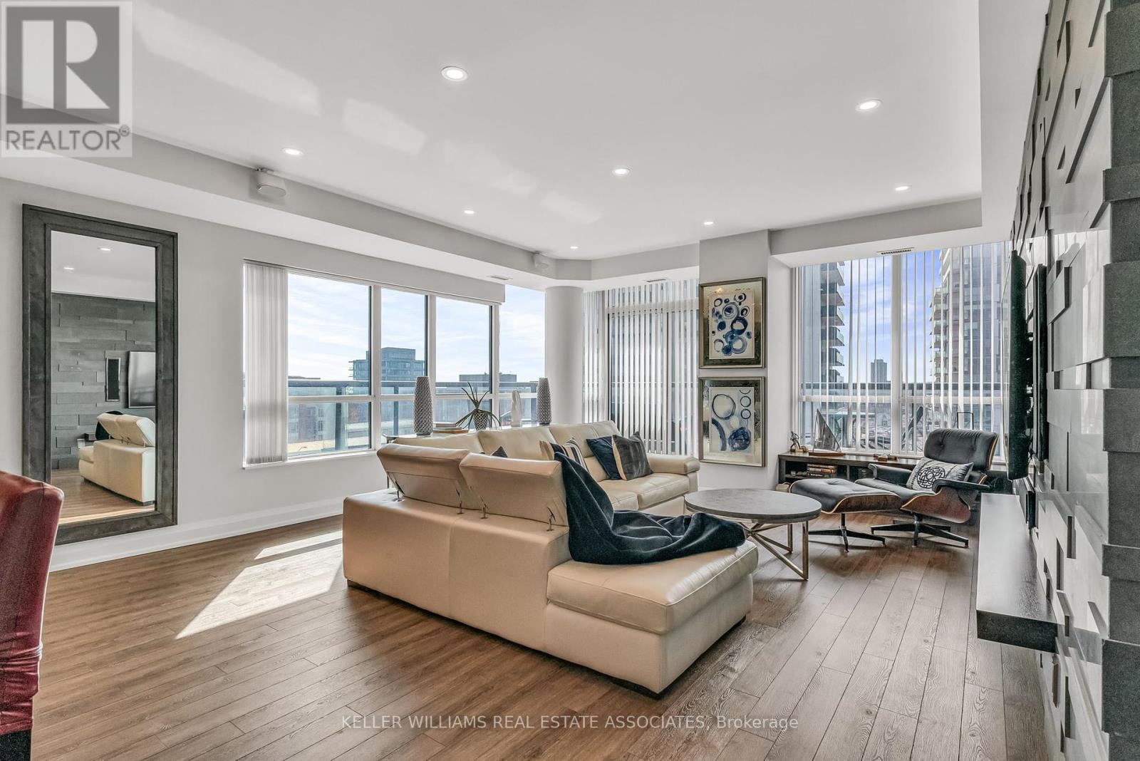 Photo 1 of 609 1 Hurontario Street, Mississauga ON