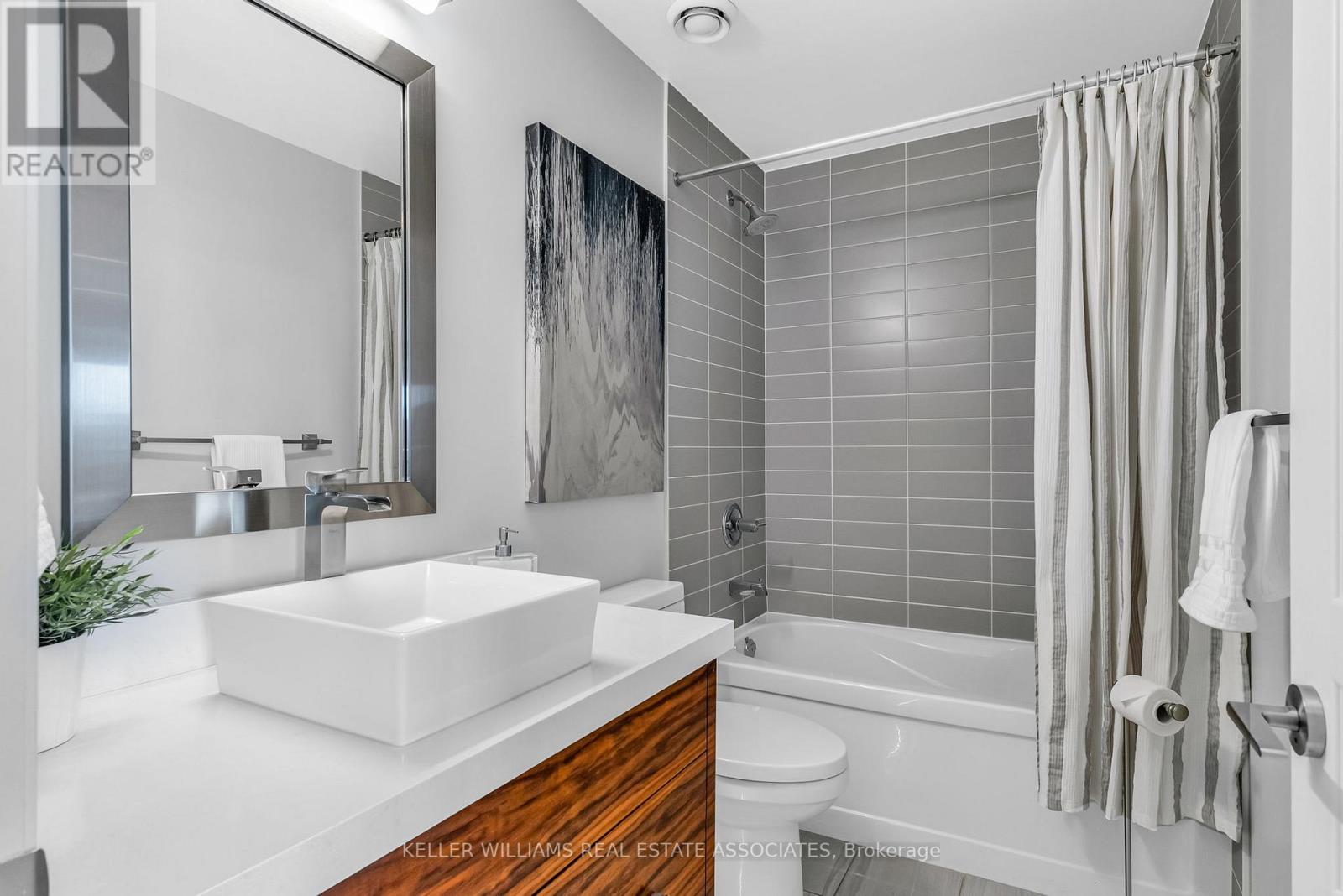 Photo 13 of 609 1 Hurontario Street, Mississauga ON