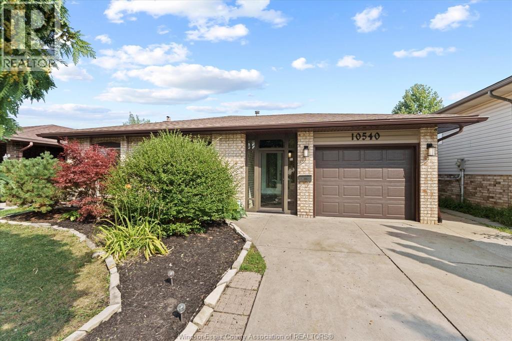 Photo 10 of 10540 Halstead Crescent, Windsor ON