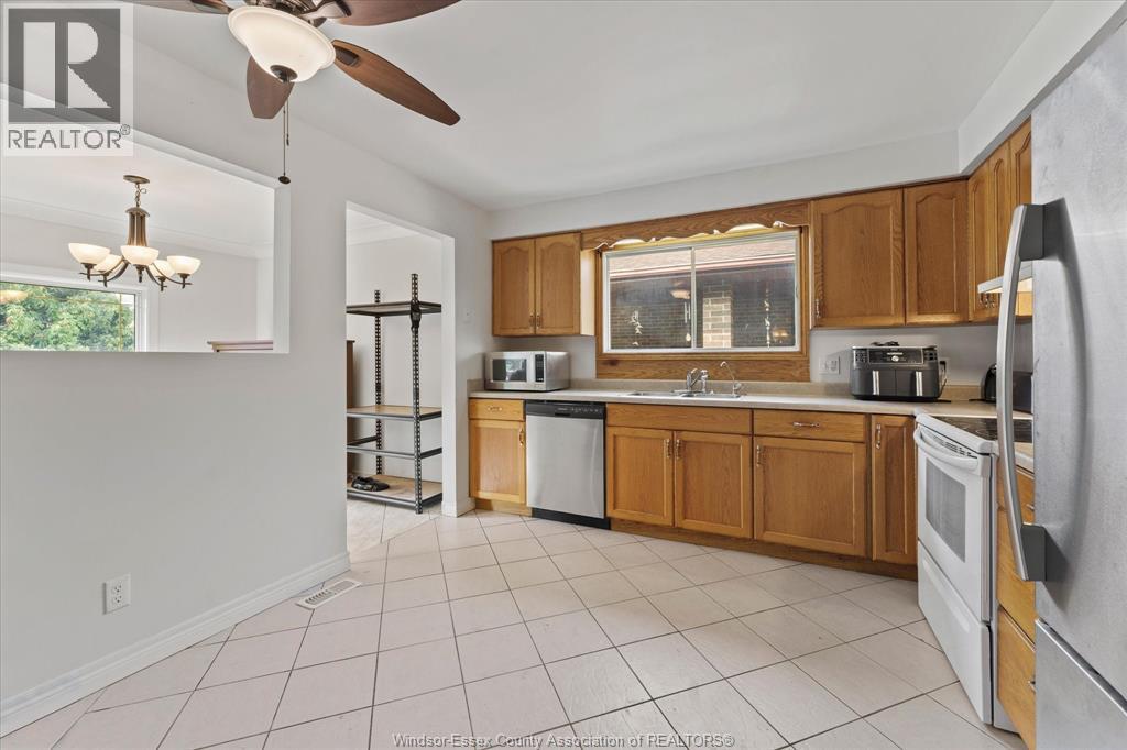 Photo 39 of 10540 Halstead Crescent, Windsor ON