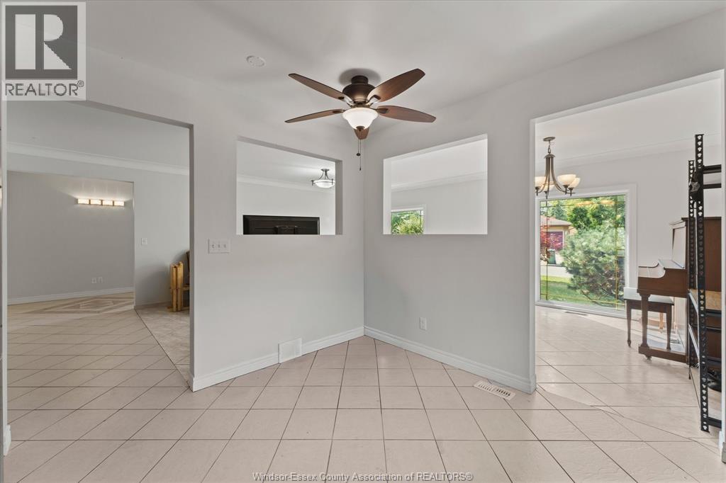 Photo 4 of 10540 Halstead Crescent, Windsor ON