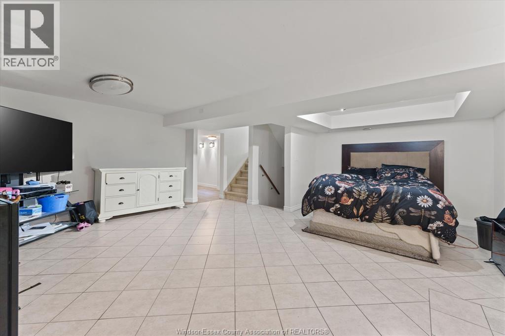 Photo 7 of 10540 Halstead Crescent, Windsor ON