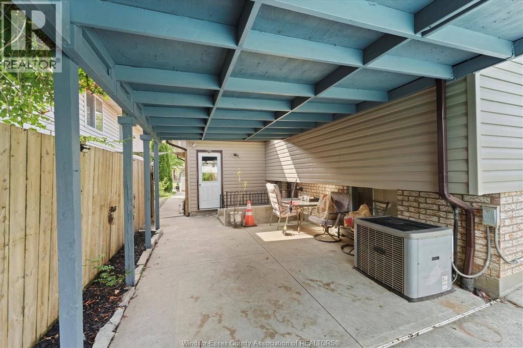Photo 5 of 10540 Halstead Crescent, Windsor ON