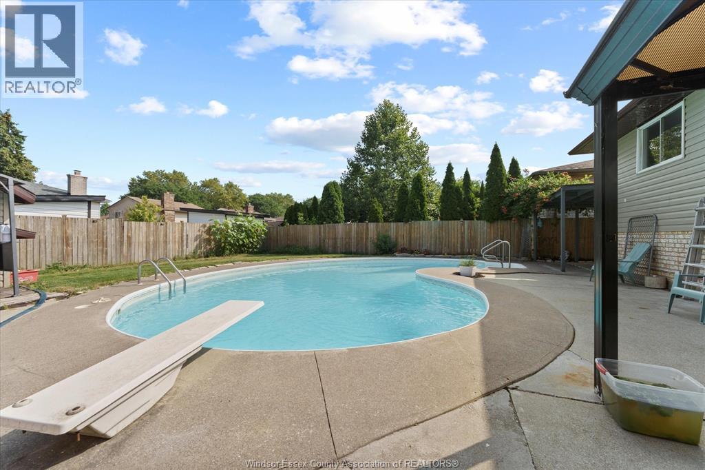Photo 11 of 10540 Halstead Crescent, Windsor ON