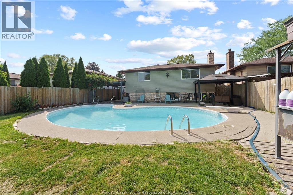 Photo 3 of 10540 Halstead Crescent, Windsor ON