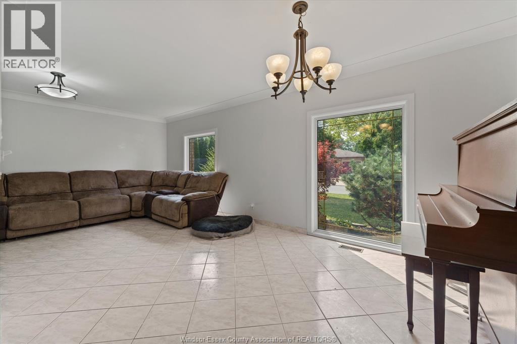 Photo 25 of 10540 Halstead Crescent, Windsor ON