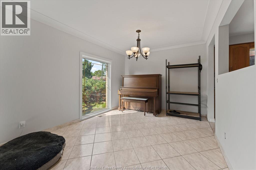 Photo 40 of 10540 Halstead Crescent, Windsor ON