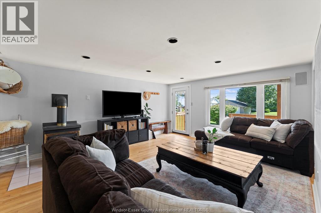 Photo 3 of 374 Lakewood Drive, Amherstburg ON