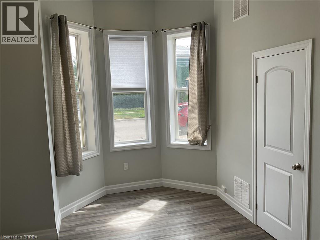 Photo 6 of 98 Lorne Crescent Unit 1, Brantford ON