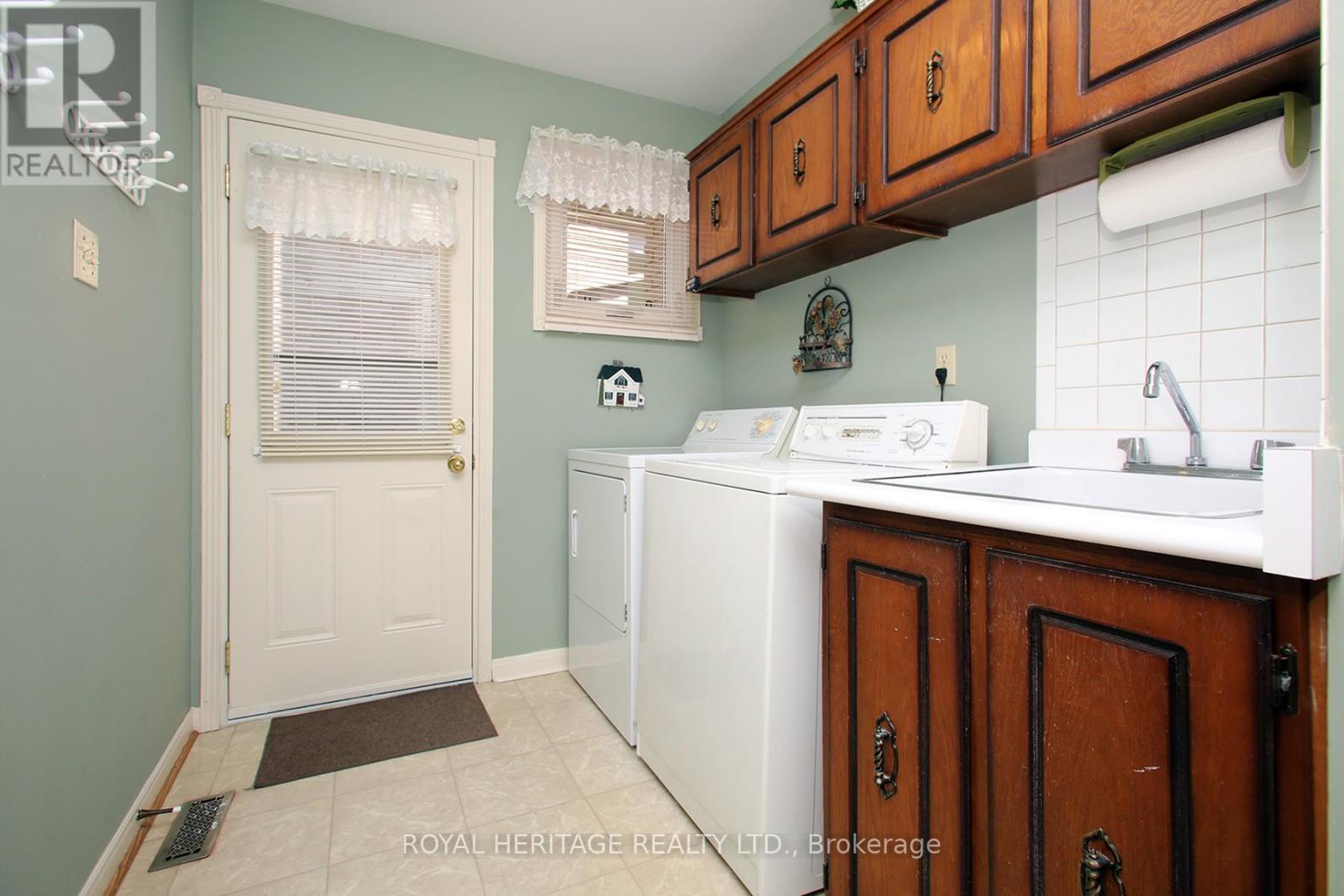 Photo 33 of 566 Creekview Circle, Pickering ON