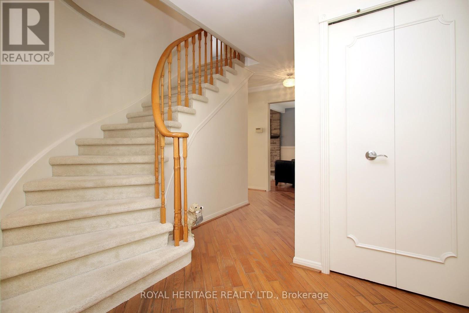 Photo 18 of 566 Creekview Circle, Pickering ON