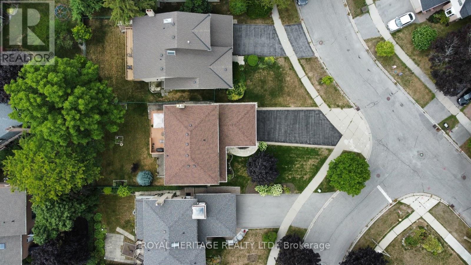 Photo 8 of 566 Creekview Circle, Pickering ON