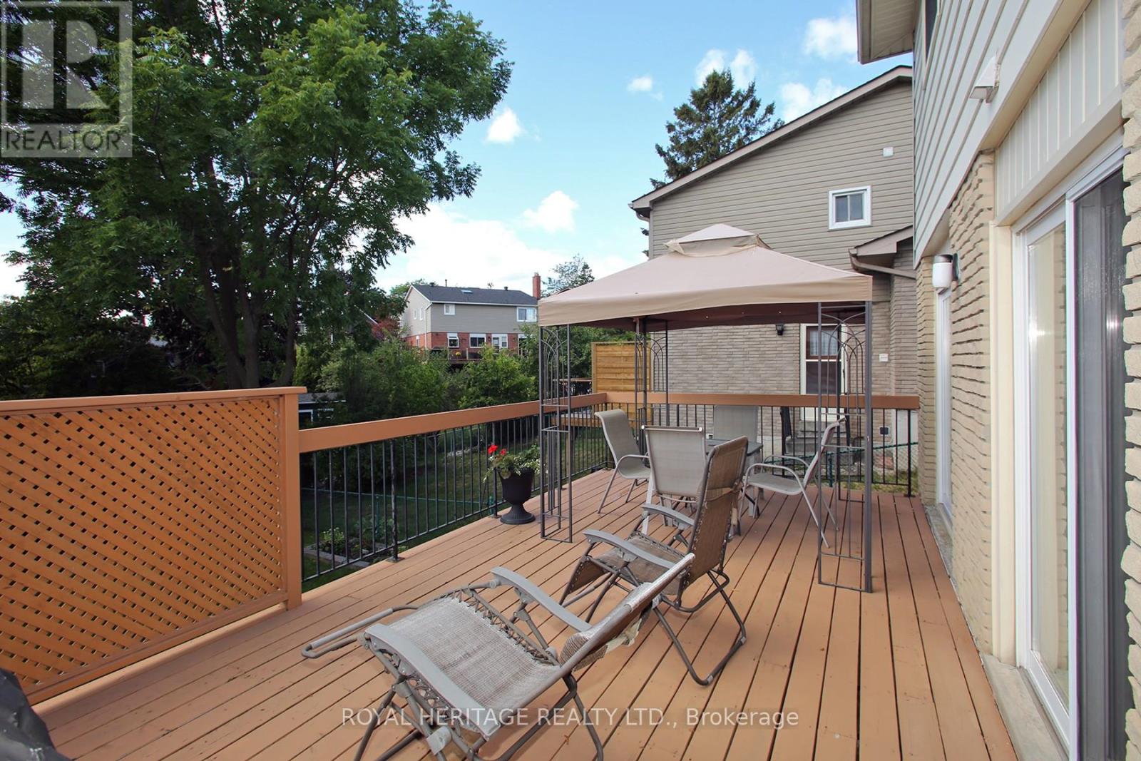 Photo 11 of 566 Creekview Circle, Pickering ON