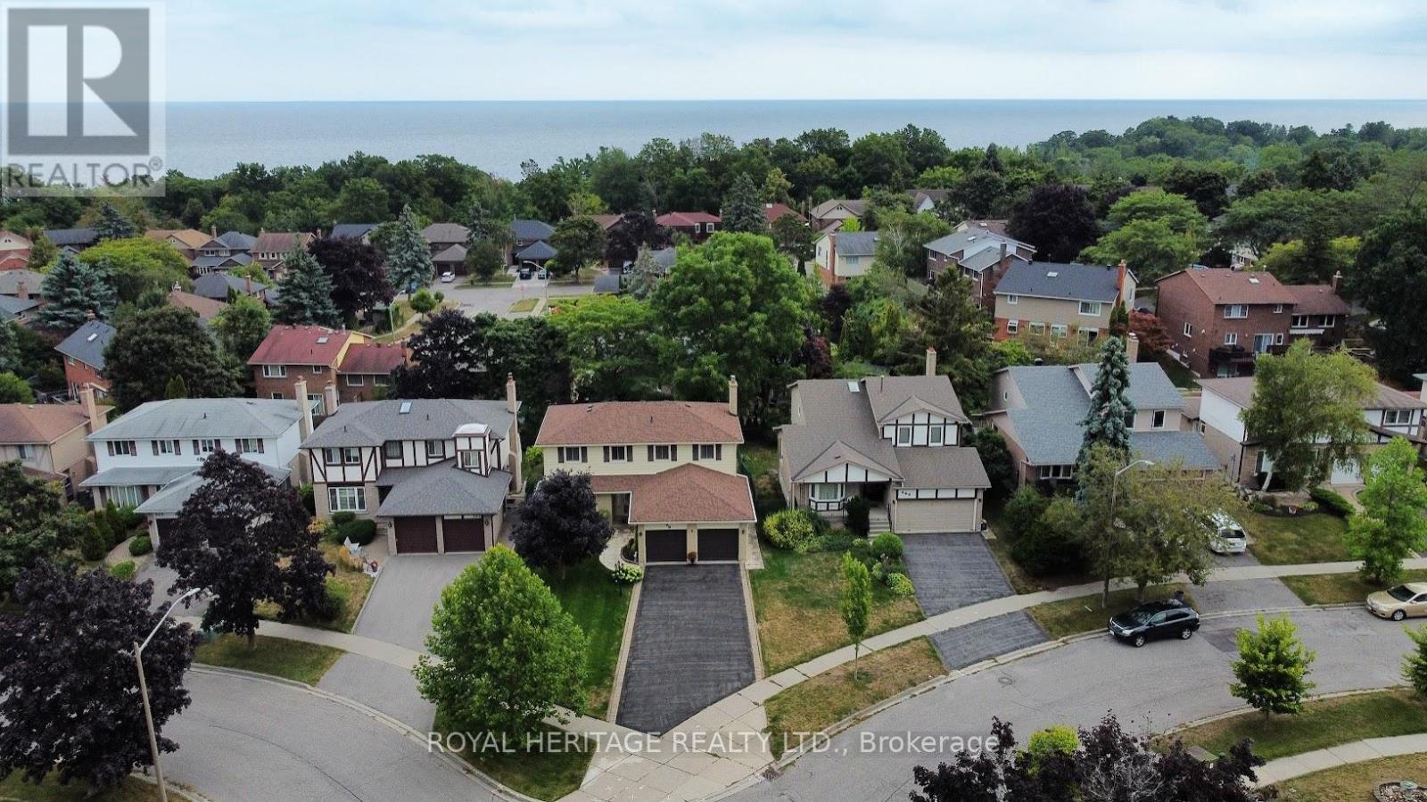 Photo 17 of 566 Creekview Circle, Pickering ON