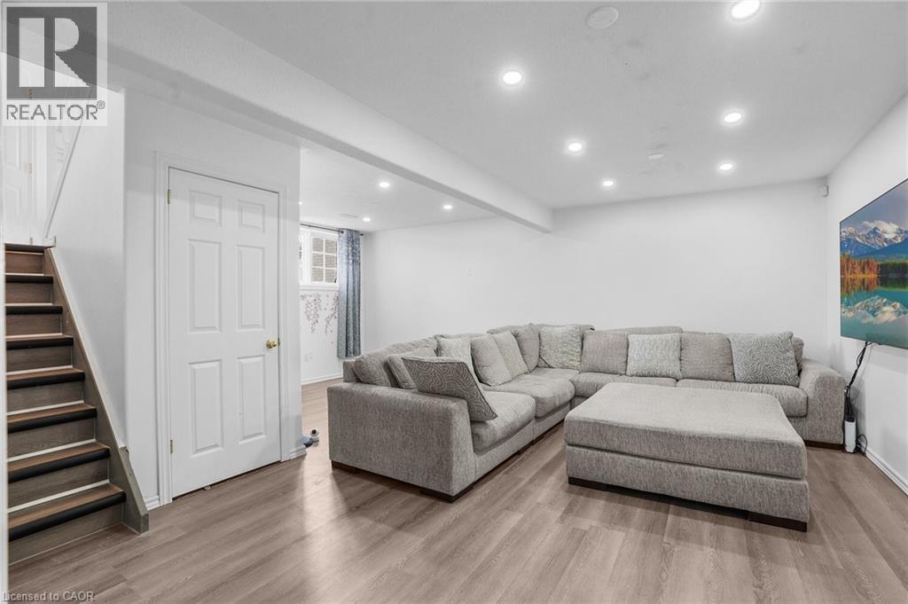 Photo 4 of 8 Bradley Lane, Brantford ON