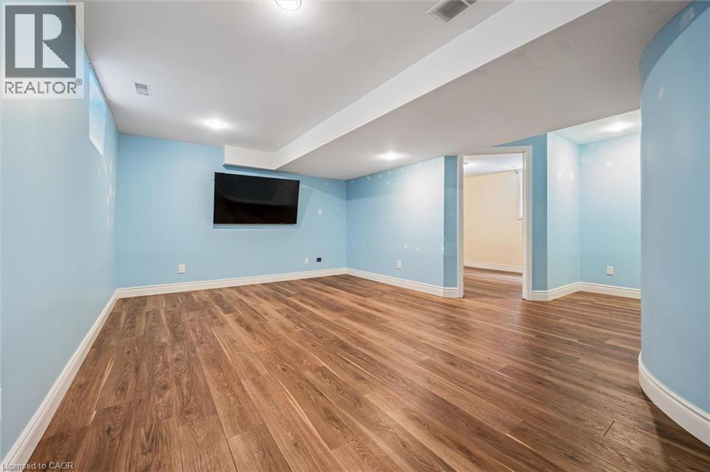 Photo 25 of 55 Stiefelmeyer Crescent, Baden ON