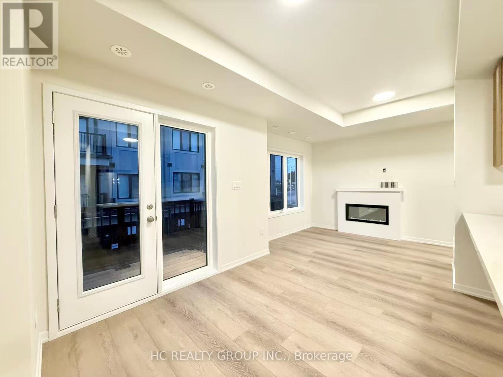 Photo 2 of 39 Matawin Lane, Richmond Hill ON