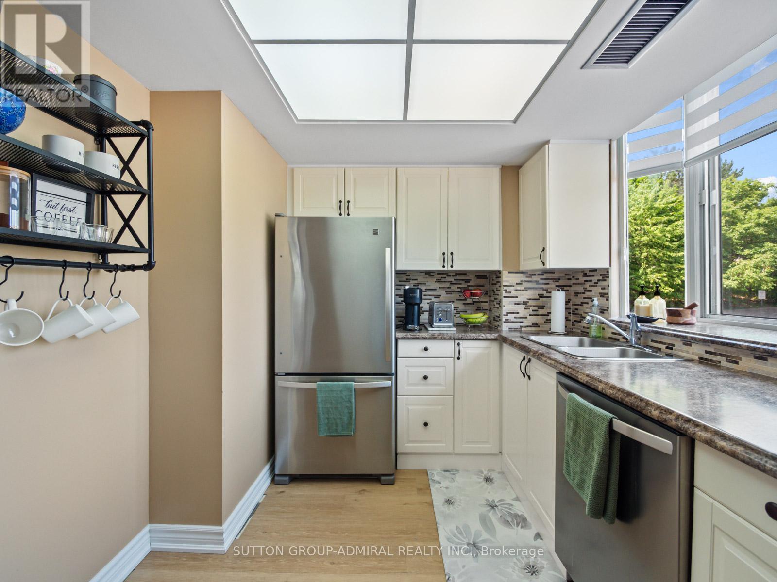 Photo 11 of 204 270 Davis Drive, Newmarket ON
