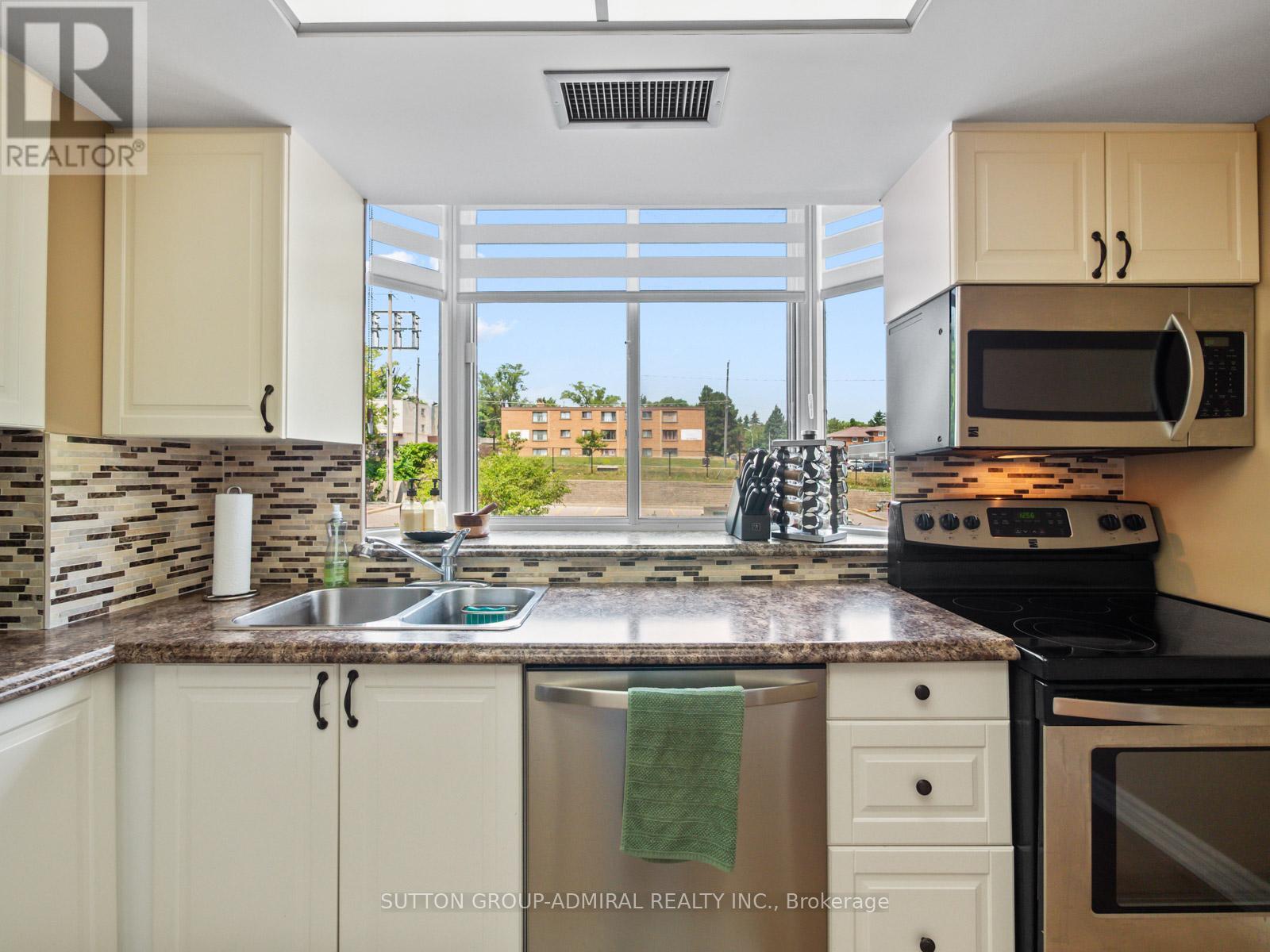 Photo 31 of 204 270 Davis Drive, Newmarket ON