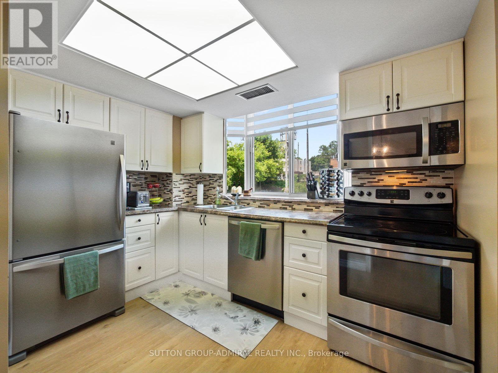 Photo 38 of 204 270 Davis Drive, Newmarket ON