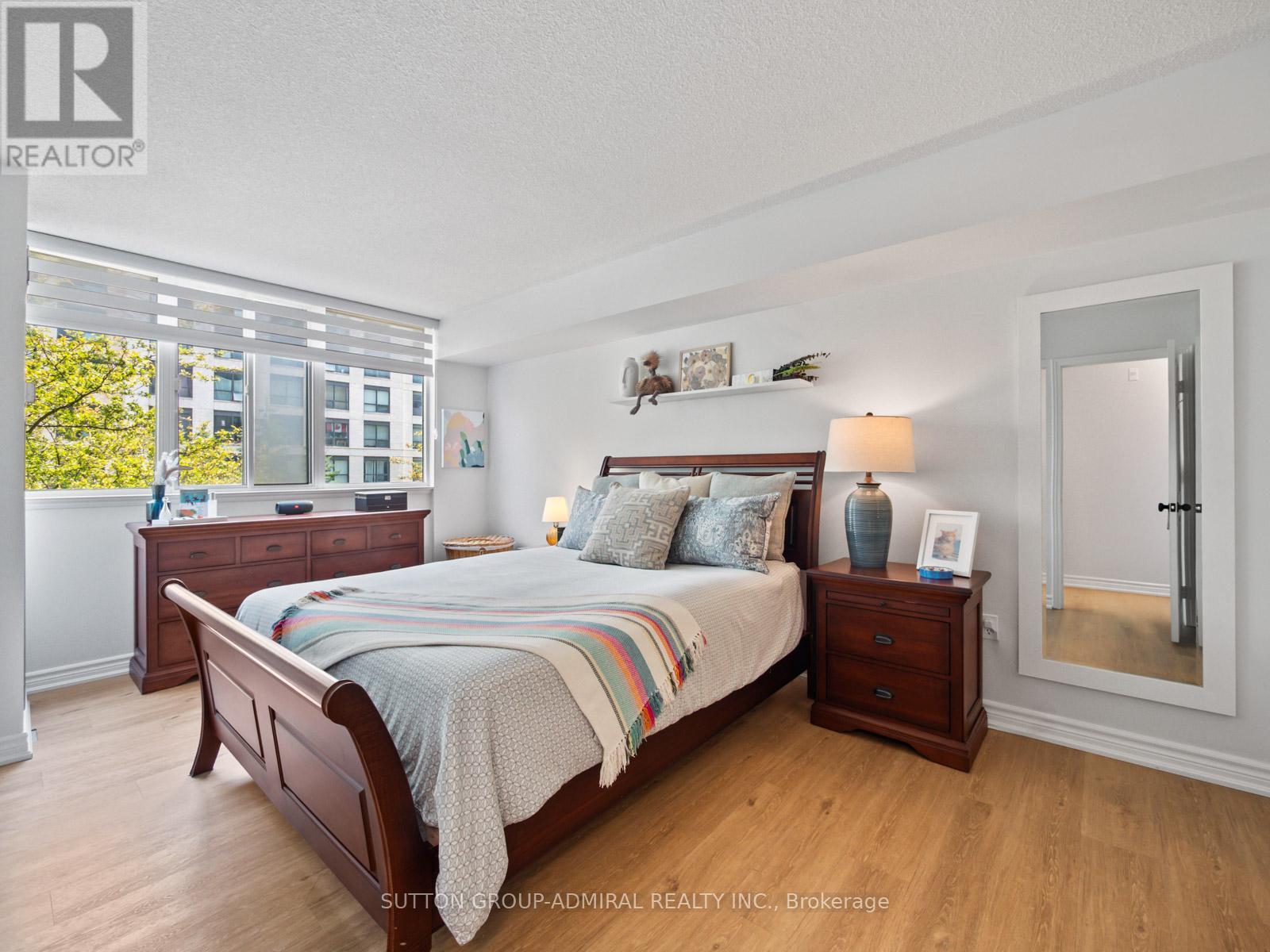Photo 8 of 204 270 Davis Drive, Newmarket ON