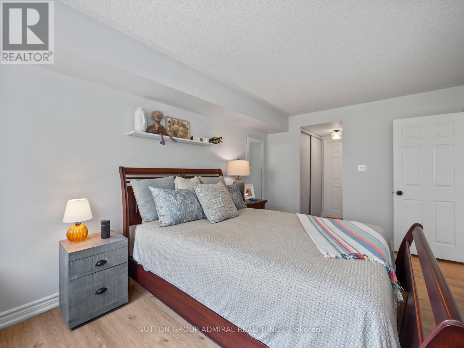 Photo 14 of 204 270 Davis Drive, Newmarket ON