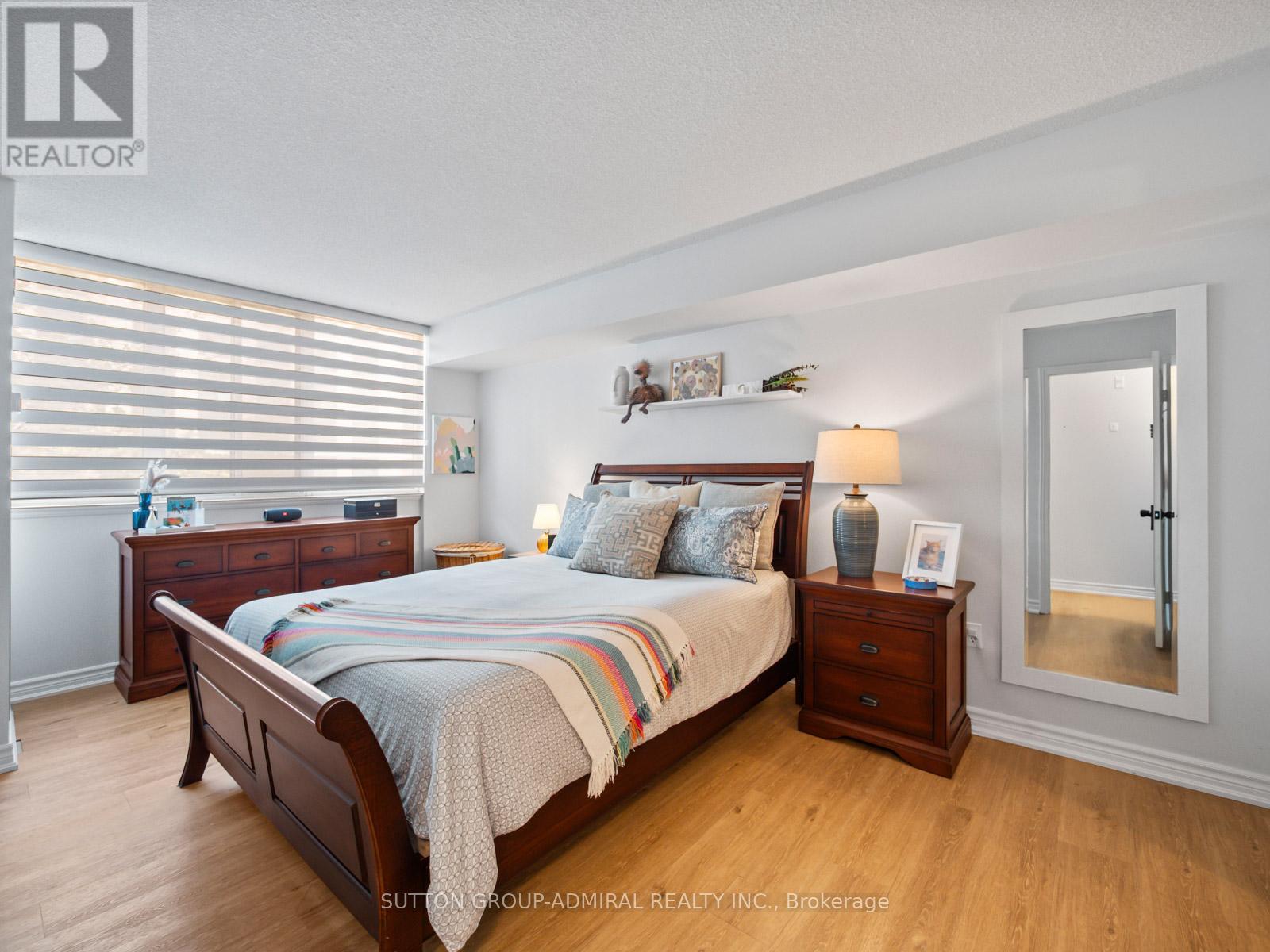 Photo 2 of 204 270 Davis Drive, Newmarket ON