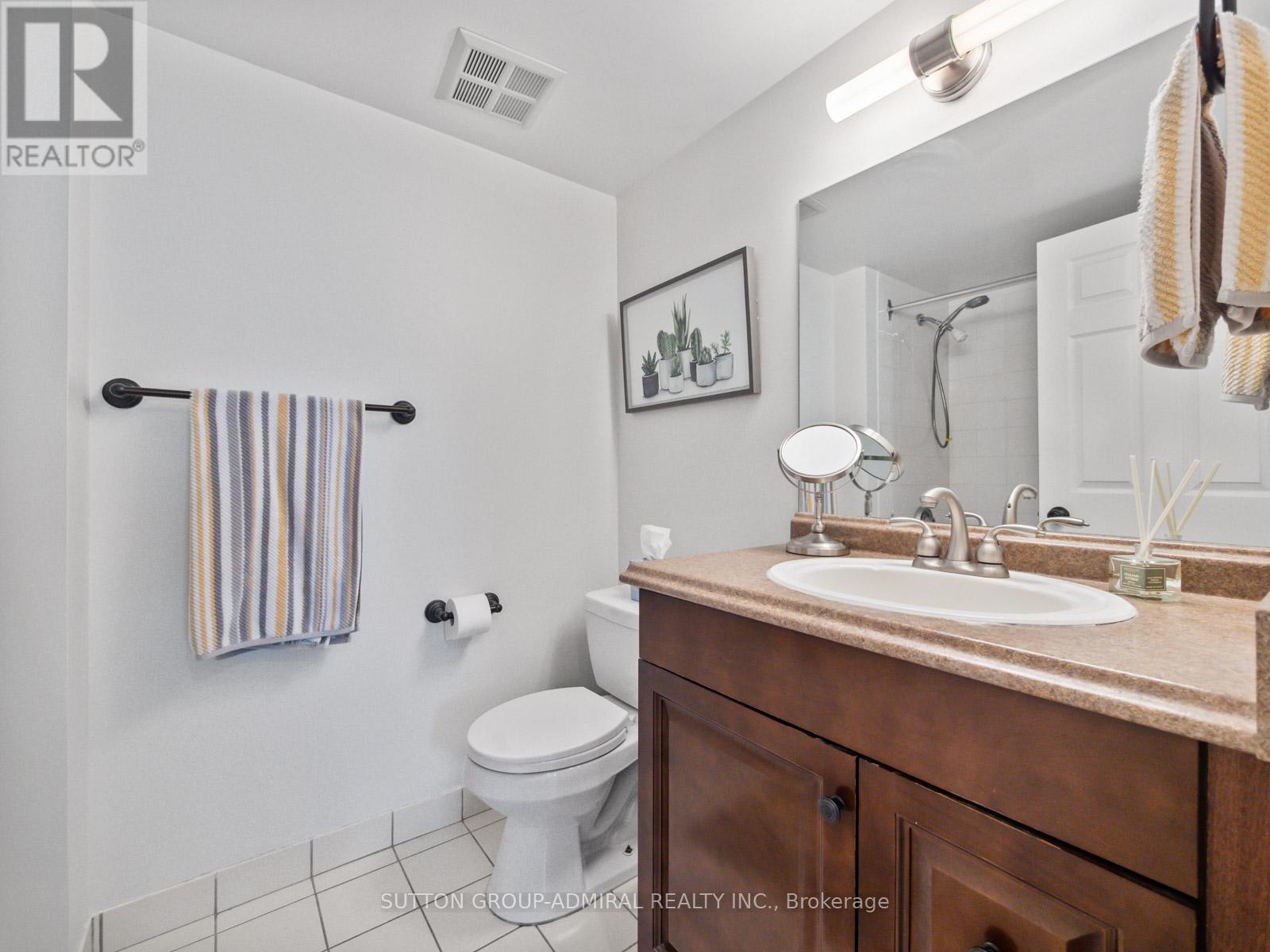Photo 32 of 204 270 Davis Drive, Newmarket ON