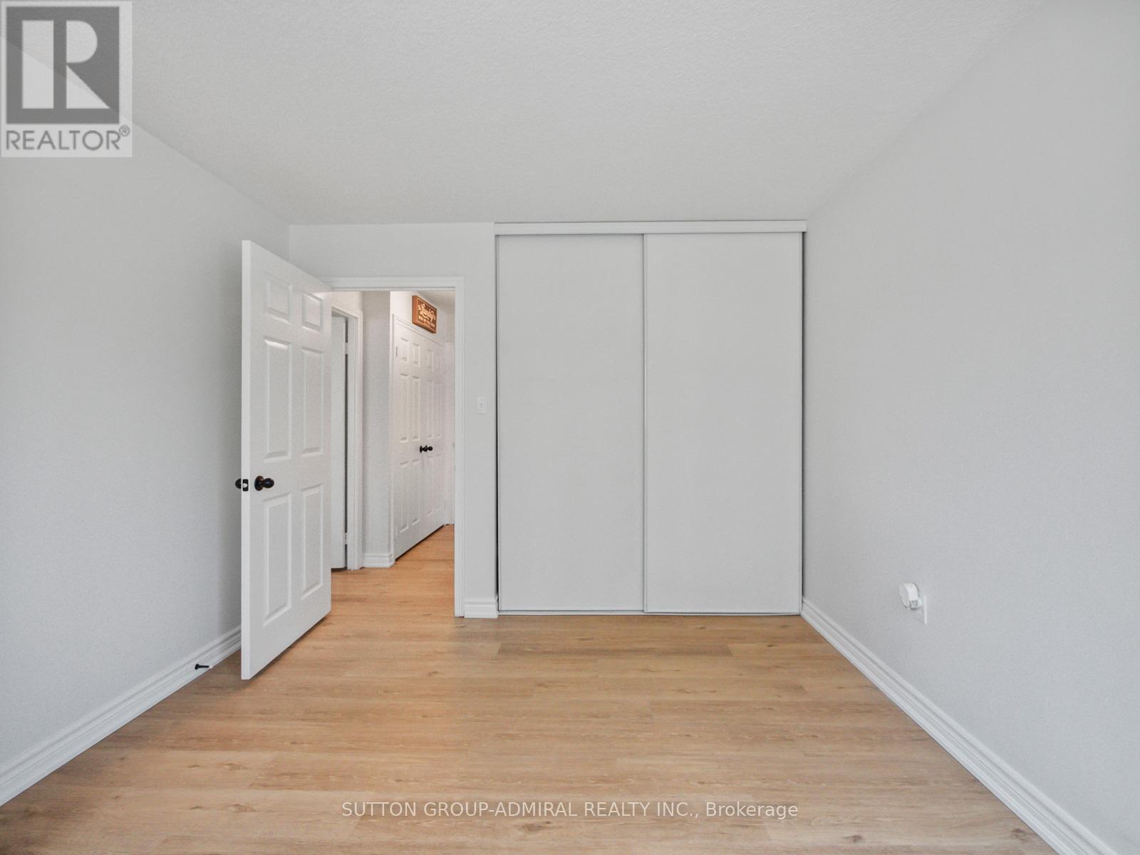 Photo 9 of 204 270 Davis Drive, Newmarket ON
