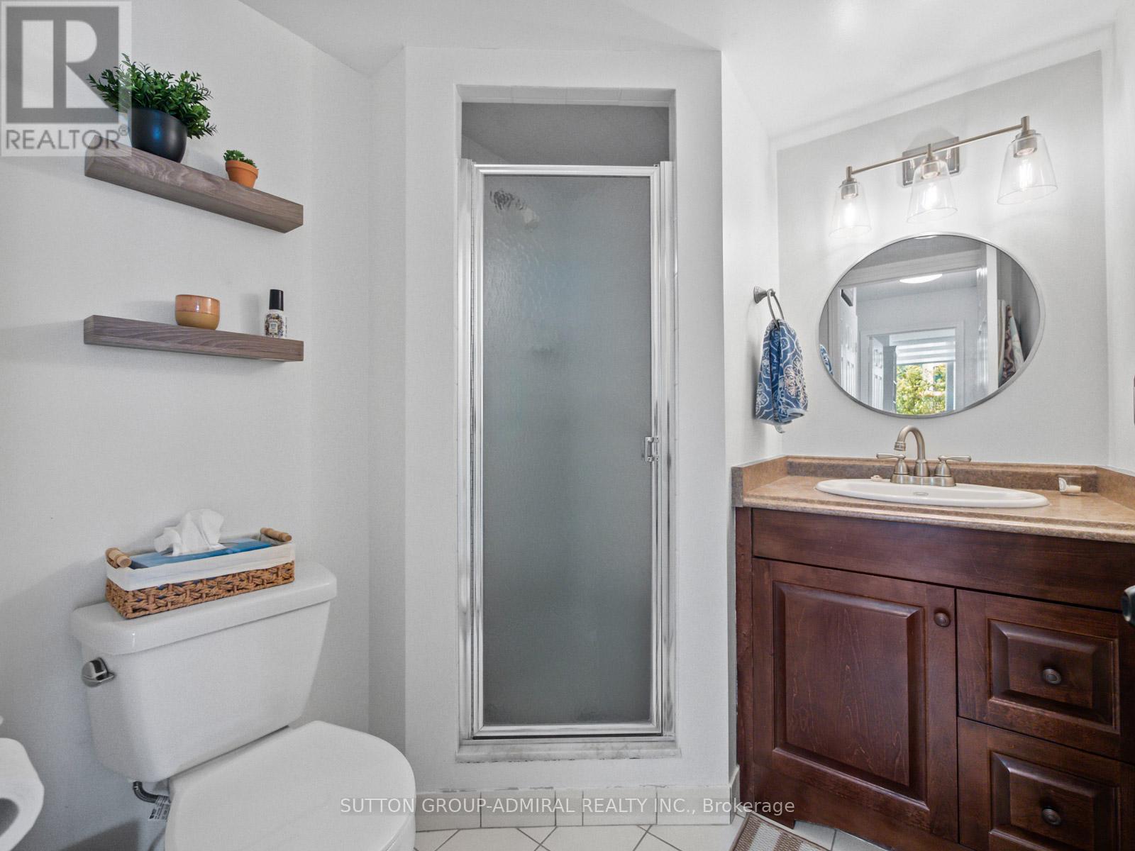 Photo 3 of 204 270 Davis Drive, Newmarket ON