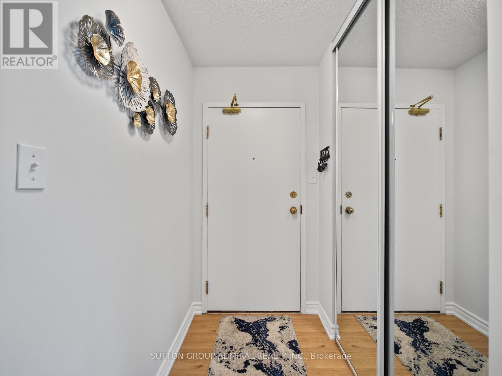 Photo 10 of 204 270 Davis Drive, Newmarket ON