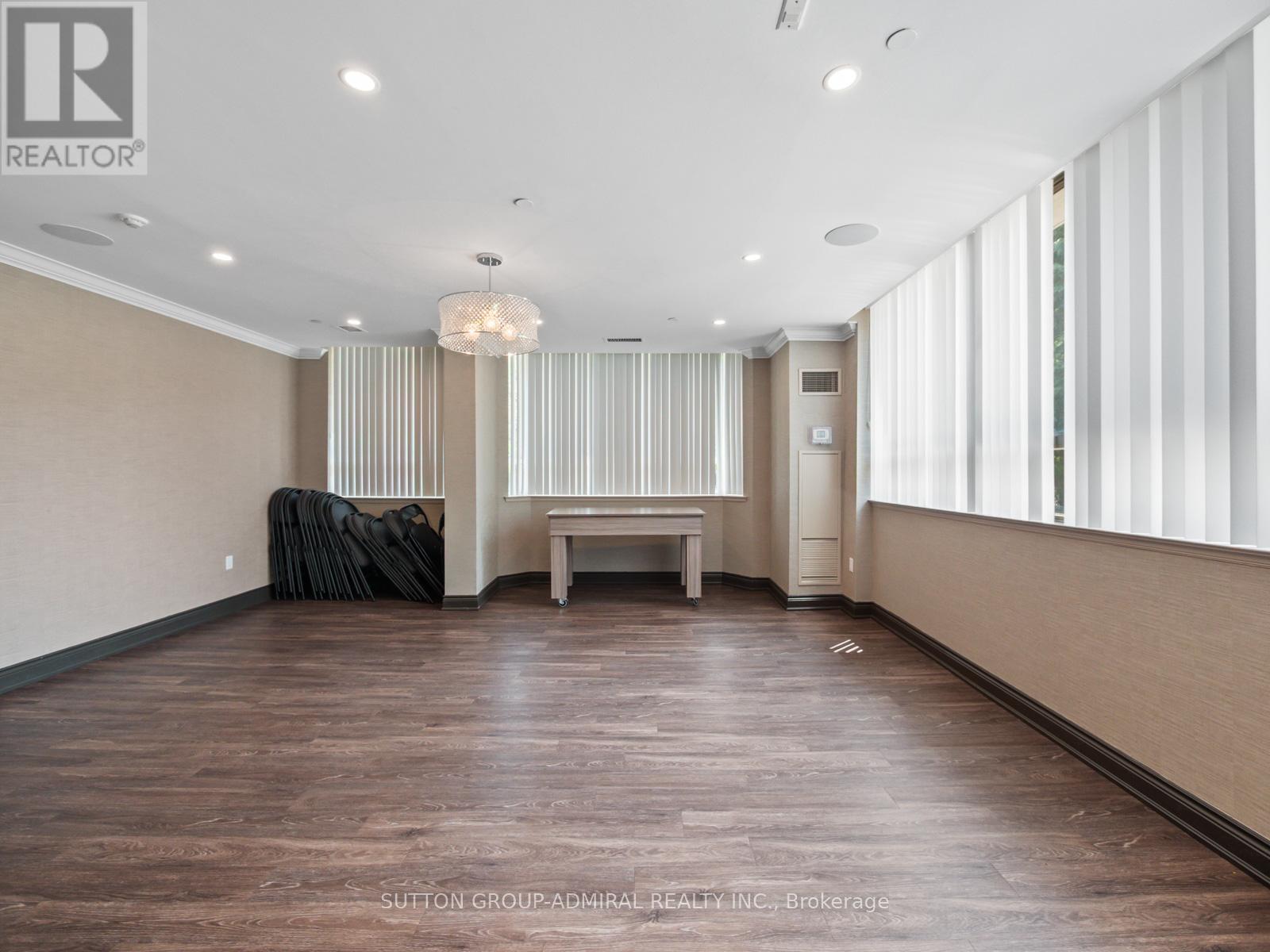 Photo 16 of 204 270 Davis Drive, Newmarket ON